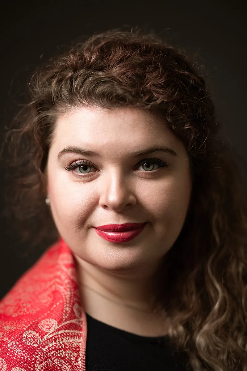 Portrait professionnel corporate d'une femme affichant un doux sourire