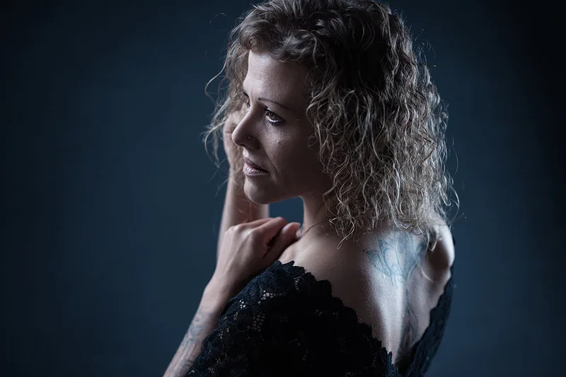Portrait de studio d'une femme révélant une grande sensibilité émotionnelle