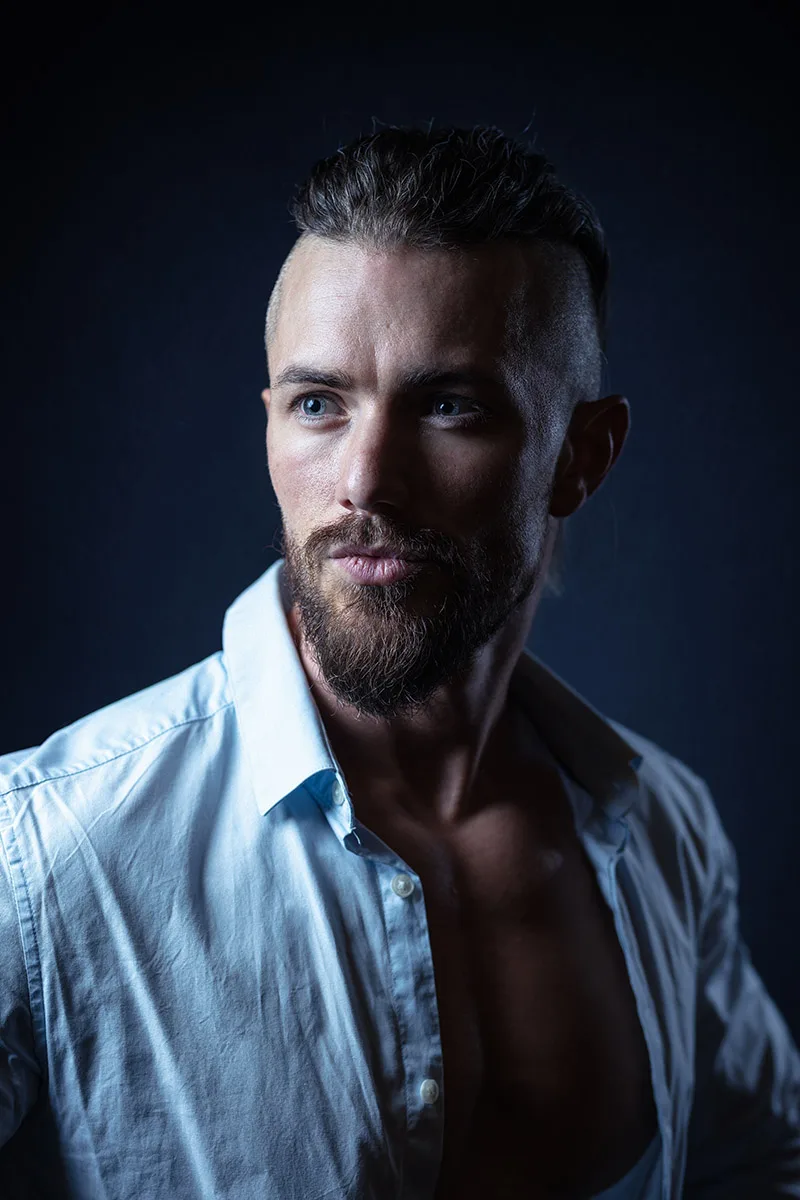 Photo de book de mode du modèle John Liess réalisée lors d'un shooting studio, au Luxembourg