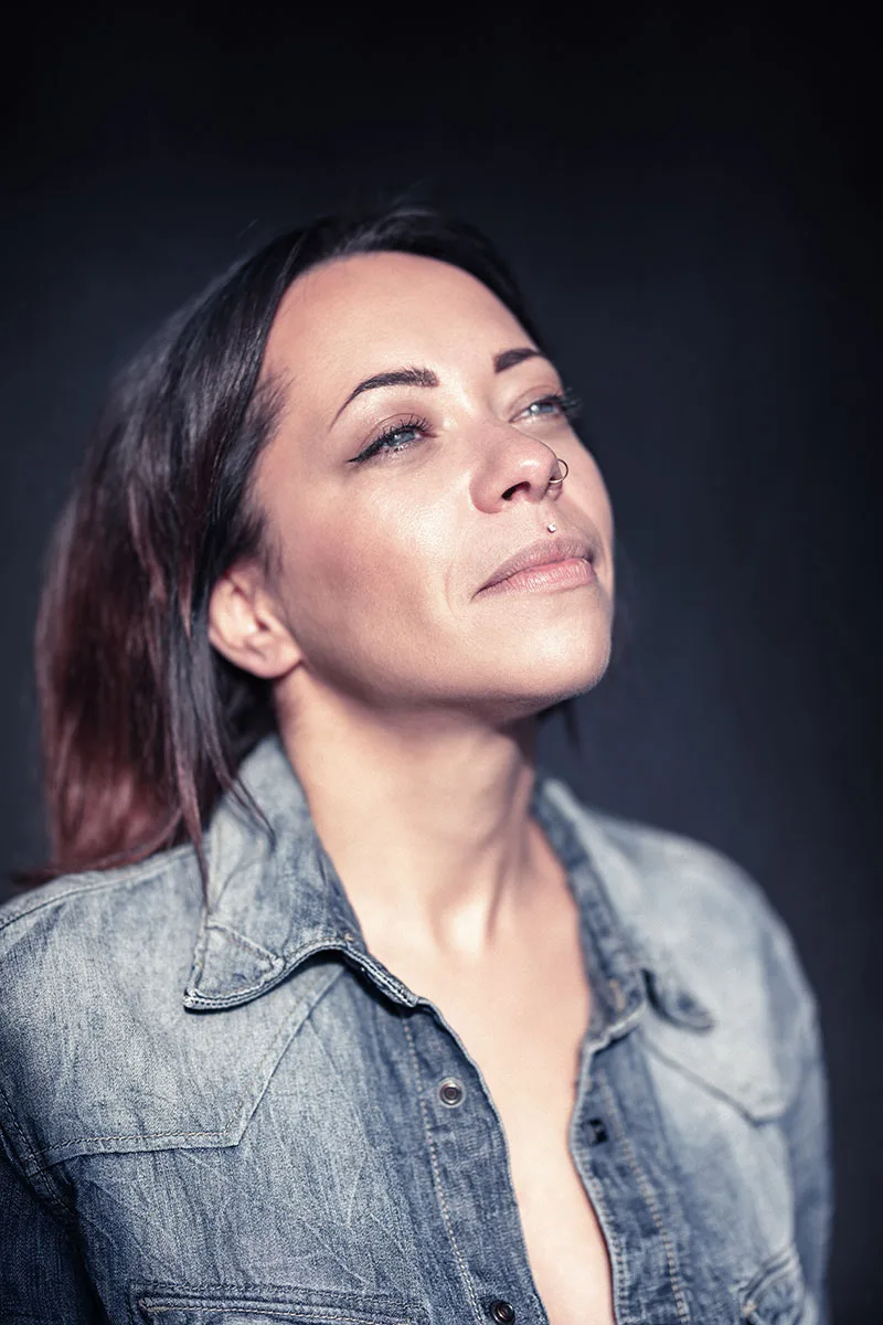Portrait de femme en intérieur à la lumière naturelle du soir au regard lumineux