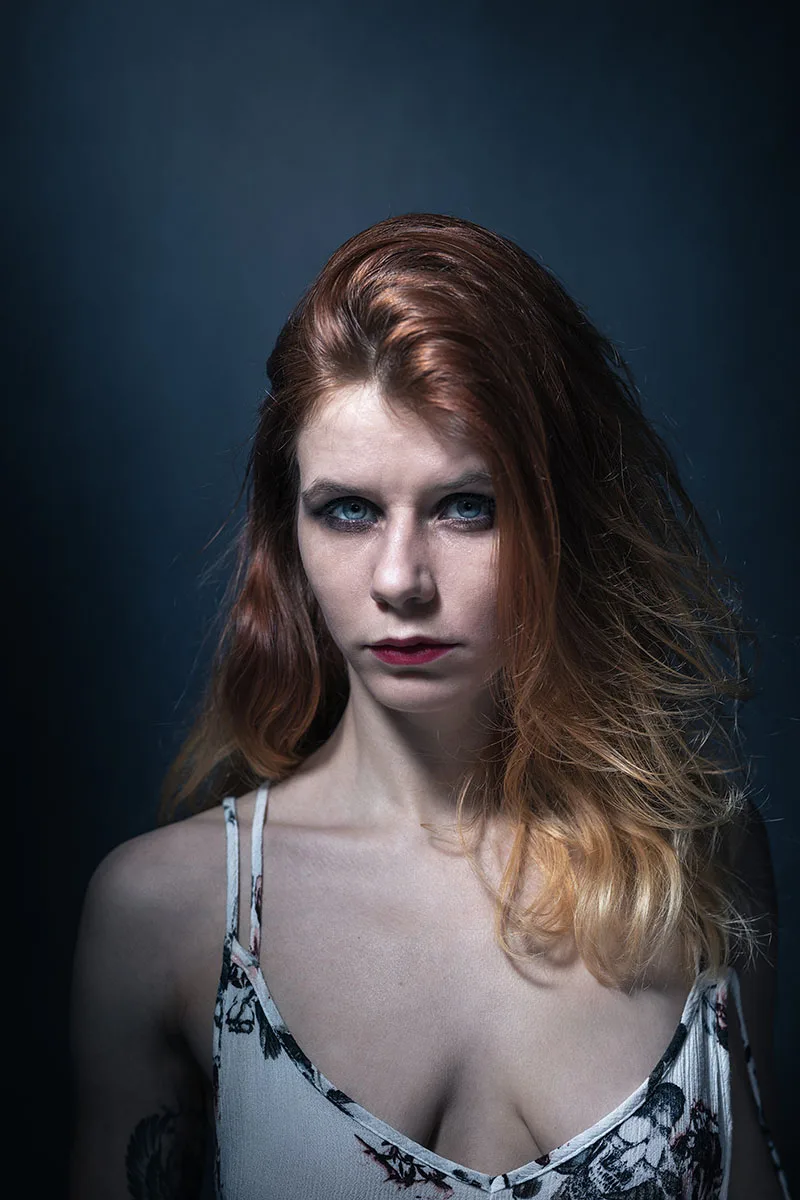 Portrait studio féminin dans une ambiance dark et sombre aux tons bleutés