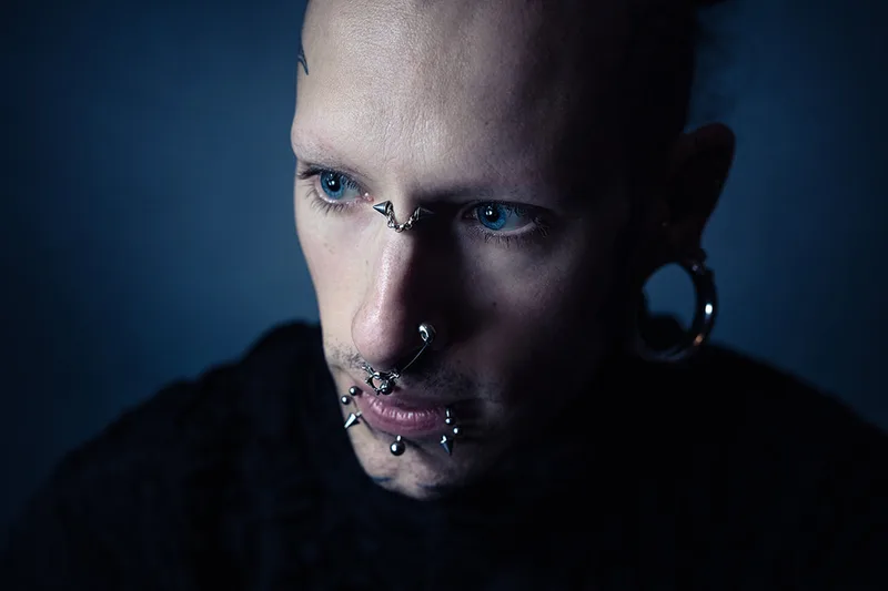 Portrait de caractère d'un homme de style gothique aux yeux bleus avec tatouages, à Metz