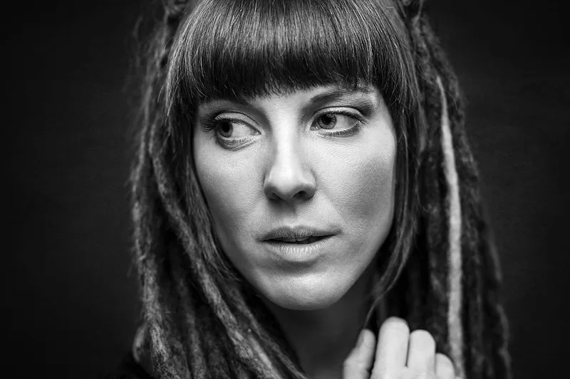 Portrait artistique avec maquillage sophistiqué