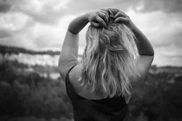 Photographie artistique en noir et blanc empreinte de douceur et de poésie pour inspirer vos projets de shooting photo