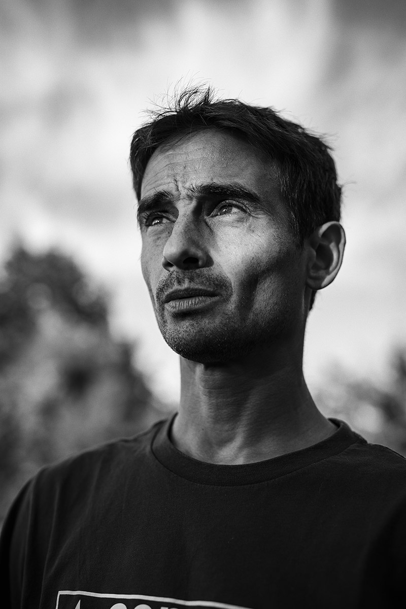 Portrait dramatique d'un homme sculpté par la lumière naturelle, à Forbach