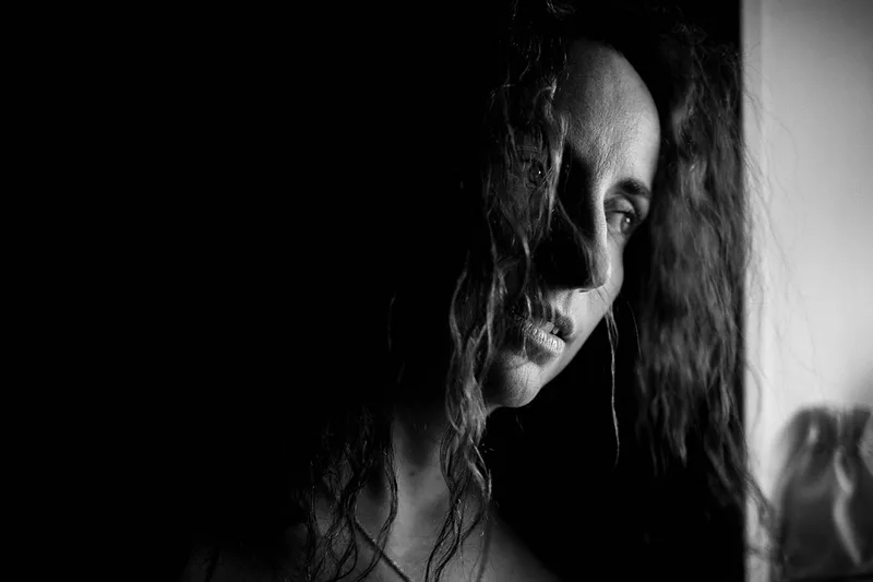 Portrait intimiste au naturel, sans maquillage apparent