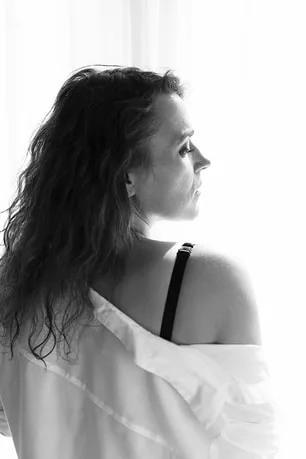 Portrait de femme épuré exposé pour les basses lumières, créant un effet high-key très lumineux