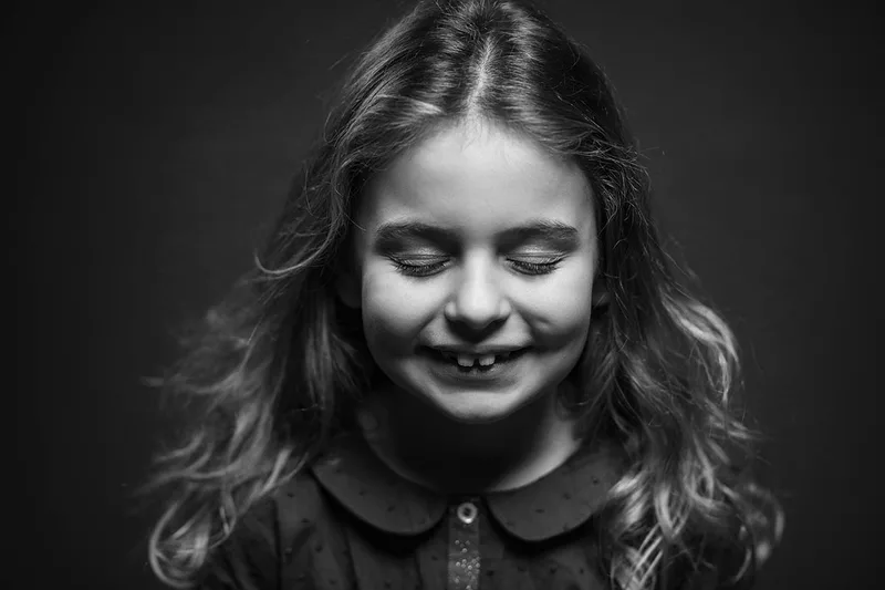 Portrait réalisé en studio avec un fond uni