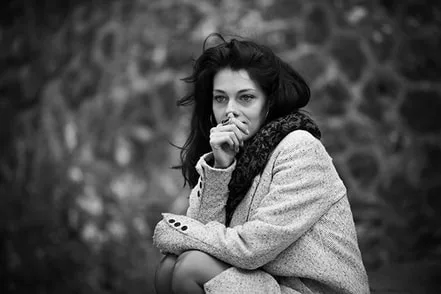 Portrait de rue en gros plan d'une femme pensive aux yeux clairs et au regard intense