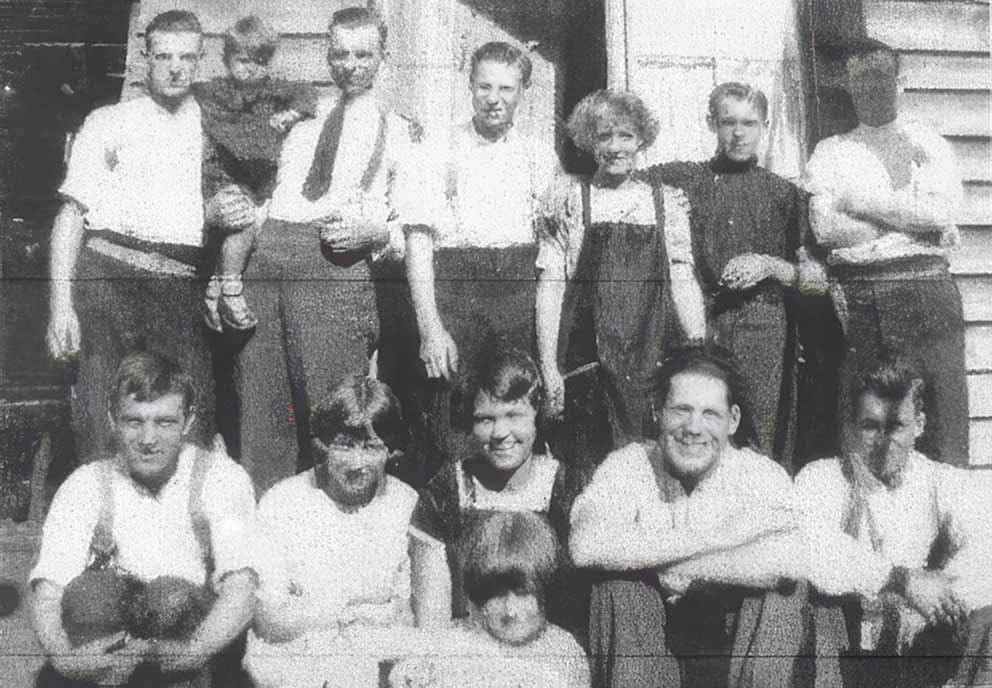 Gordon House boarders and Grieve family, Wonthaggi, 1920s