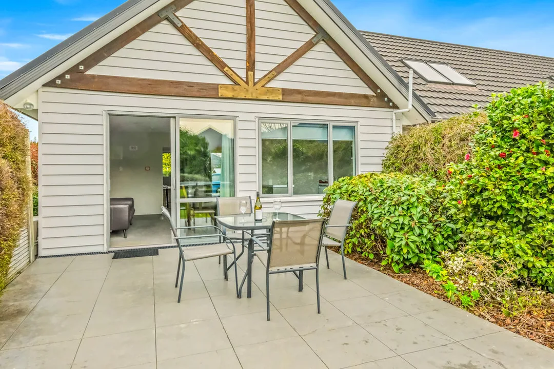 Hanmer Apartments courtyard