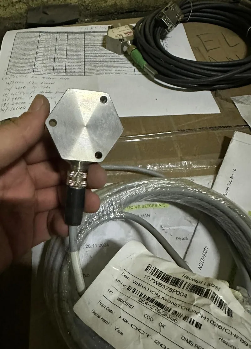 Connection cable and connectors supplied with GE 107W6578P004 vibration sensor
