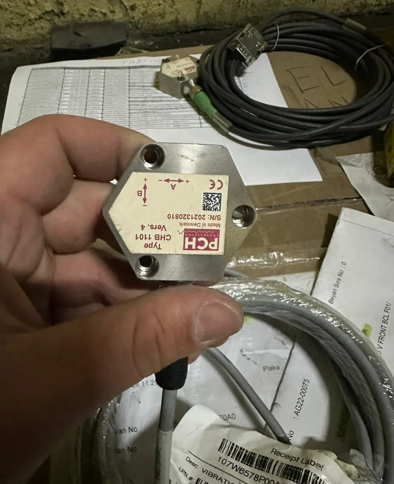 Factory-new GE 107W6578P004 vibration sensors in original stock packaging