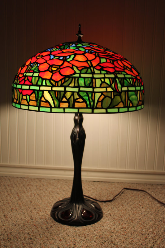 Tiffany pattern Poppy Lamp (785 pieces)