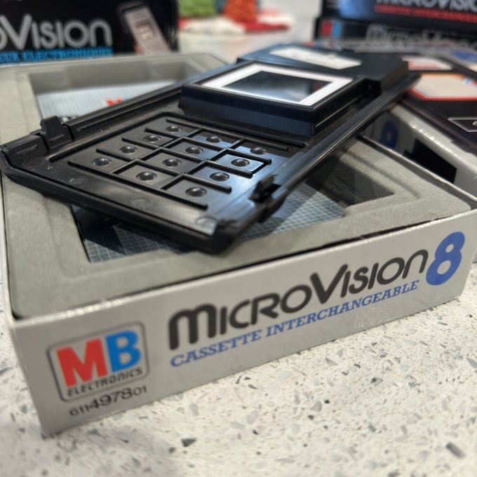 For those of us in the US the Holy Grail of Microvision cartridges, the Never-Sold-Here game, ..Unobtainium.. has landed in my hands (via an eBay sale from Spain. □). I give you: Super Casse Brique (Super Block Buster)

#SuperCasseBrique #SuperBlockBuster #Microvision8 #Microvision #MB #MiltonBradley #RetroHandhelds #RetroGaming