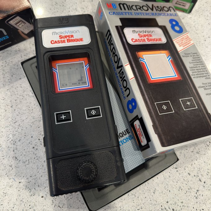 For those of us in the US the Holy Grail of Microvision cartridges, the Never-Sold-Here game, ..Unobtainium.. has landed in my hands (via an eBay sale from Spain. □). I give you: Super Casse Brique (Super Block Buster)

#SuperCasseBrique #SuperBlockBuster #Microvision8 #Microvision #MB #MiltonBradley #RetroHandhelds #RetroGaming