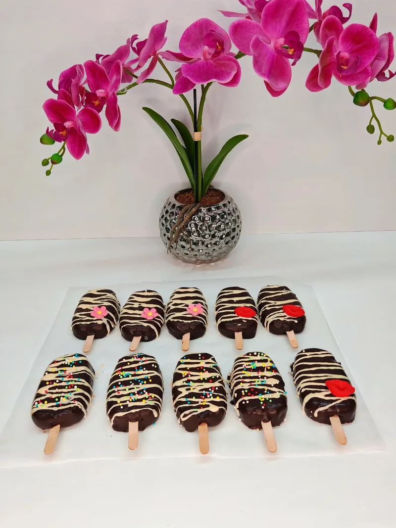 Cake pops and Cakesicles 