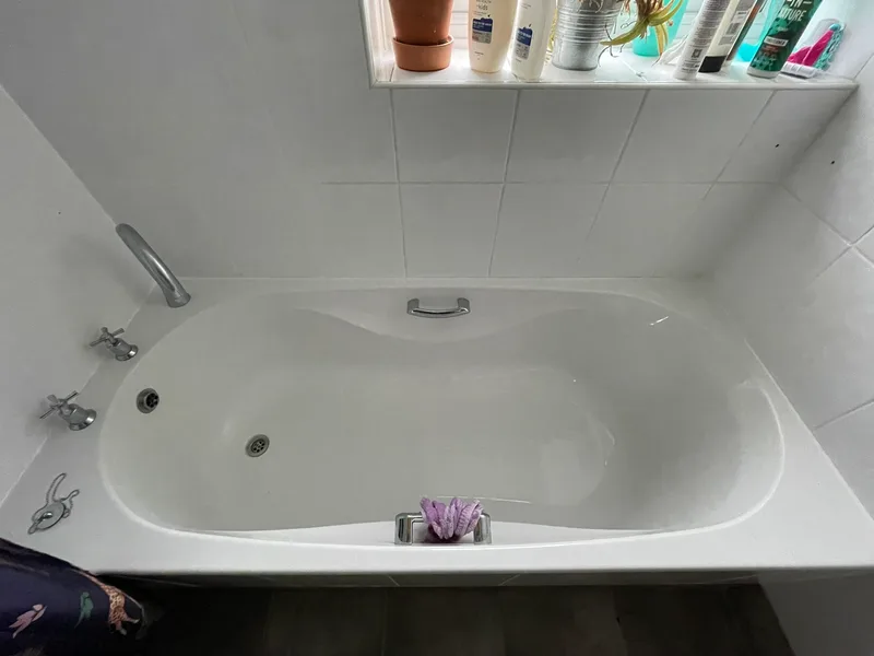 Handyman Manchester - Bath sealant renewal
