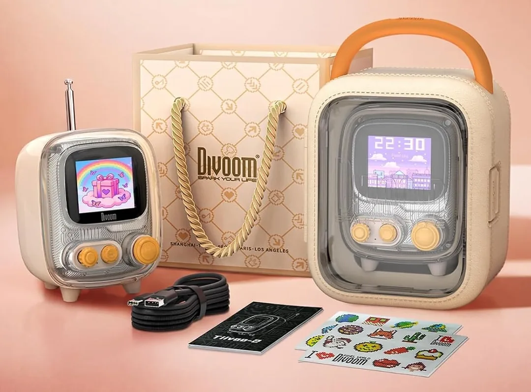 The bluetooth speaker that looks like a small retro TV and other package contents.