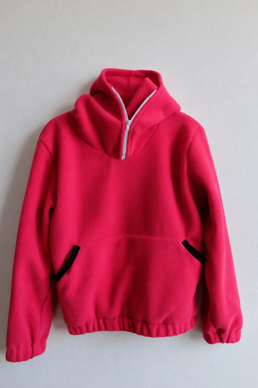 Pink SIDURO quarter-zip fleece hoodie with black-trimmed kangaroo pocket
