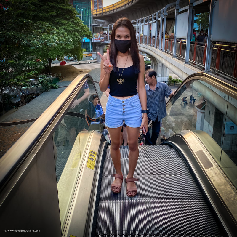 Bangkok, Thailand, a girl in the escalator © www.travelblogonline.com