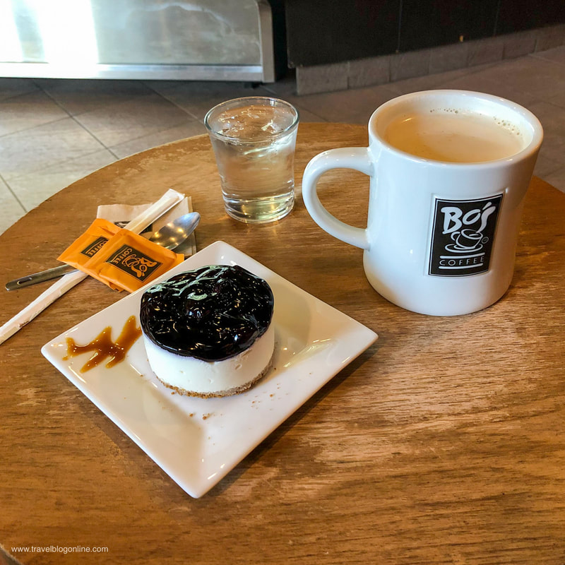 Bo’s Coffee Tagbilaran, Bohol, Philippines, blueberry cheesecake and caffe latte © www.travelblogonline.com