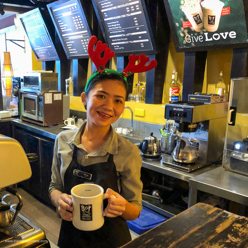 Bo’s Coffee Tagbilaran, Bohol, Philippines, staff member © www.travelblogonline.com