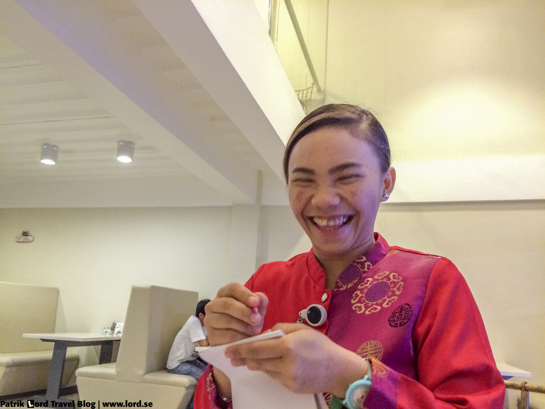 Review of Shang Palace Seafood Restaurant the waitress (Bohol, Philippines) © Patrik Lord Travel Blog