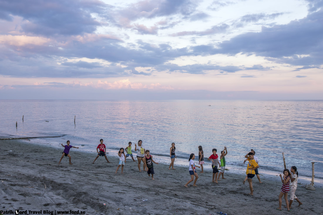 The boulevard, Kids playing, Dumaguete, Philippines © Patrik Lord Travel Blog