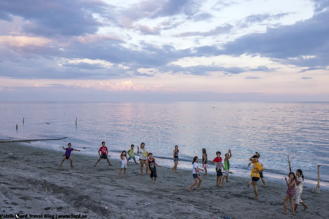 The boulevard, Kids playing, Dumaguete, Philippines © Patrik Lord Travel Blog