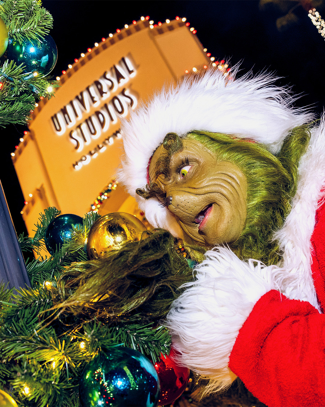 Universal Studios Hollywood Dazzles with Festive Décor and Experiences as the Theme Park Celebrates the Holidays Beginning Saturday, November 21 and Running Daily Through Sunday, January 3