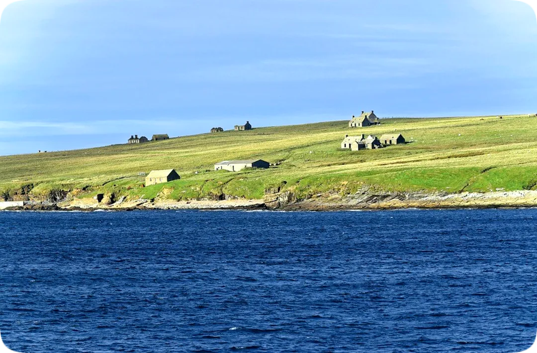 Picture of an old farmhouse near the sea.