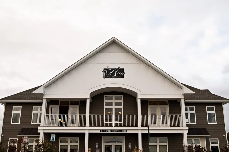 photo of an apartment complex