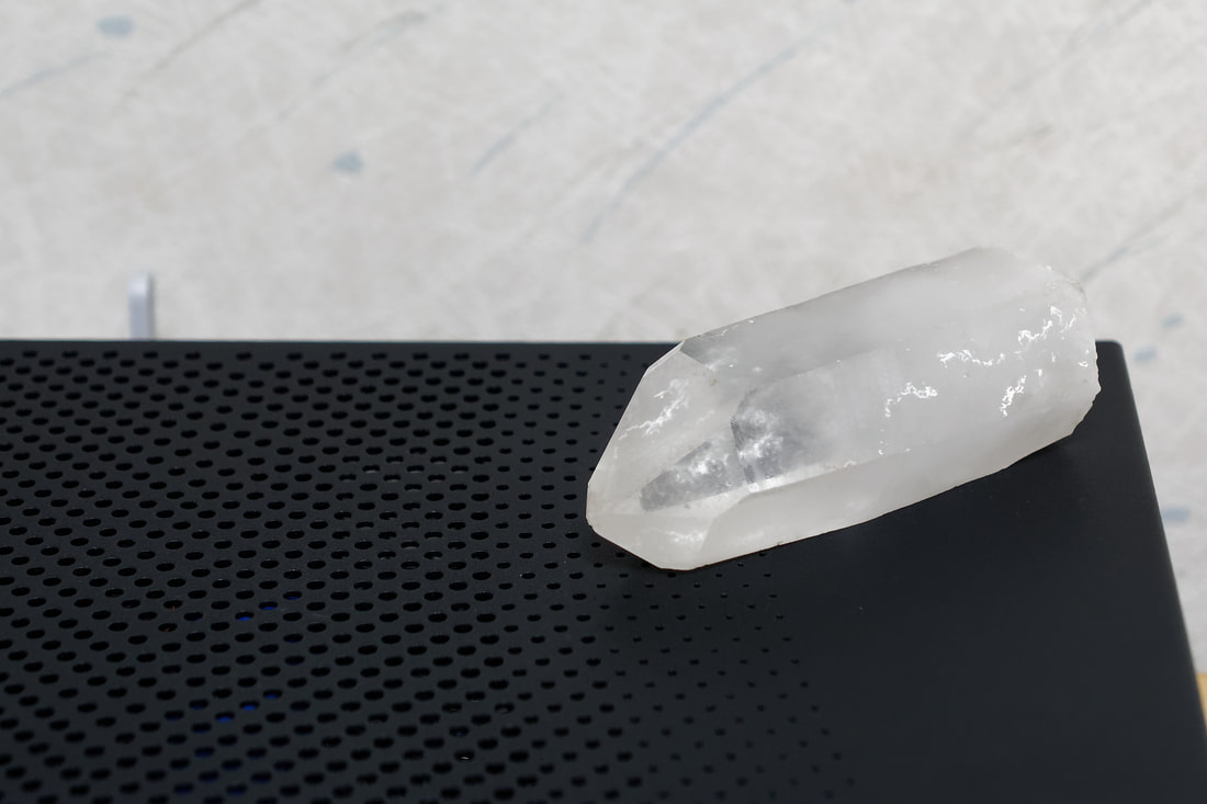 水晶・クリスタルを機材の上に乗せたり添えたりすると音が変わるという話について