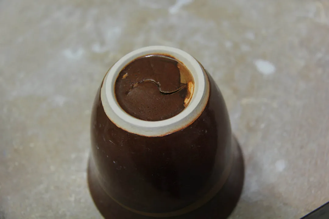 The underside of a cup with a s-crack. 