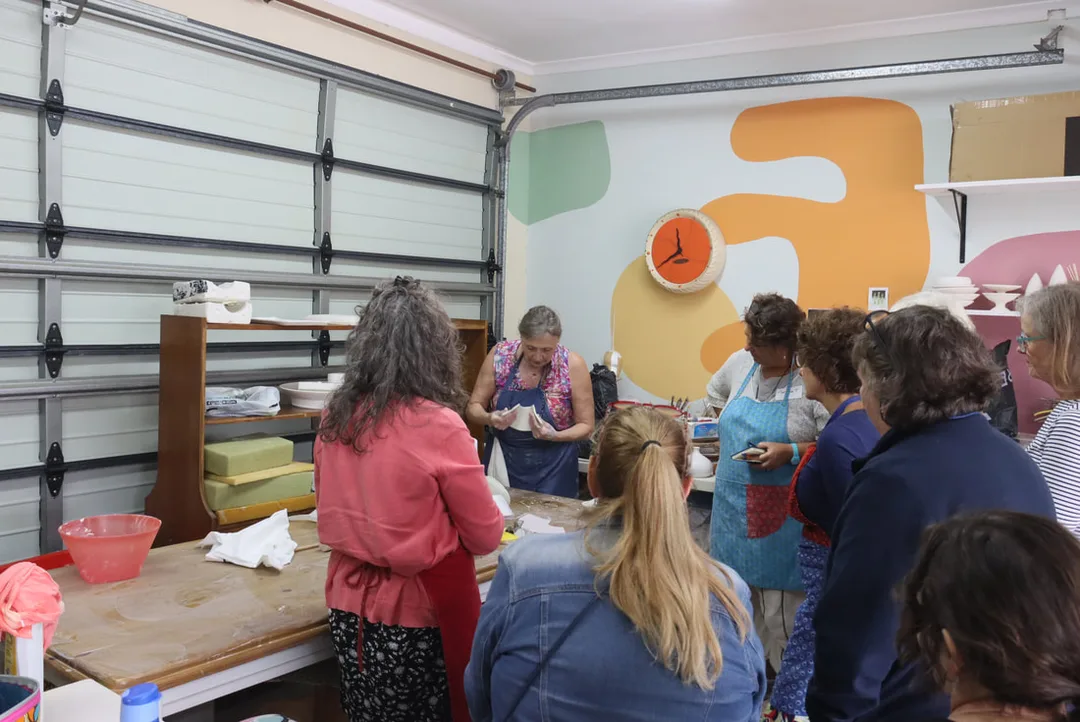 Antoinette Badenhorst demonstrating a handbuilding porcelain technique to workshop participants in South Africa.