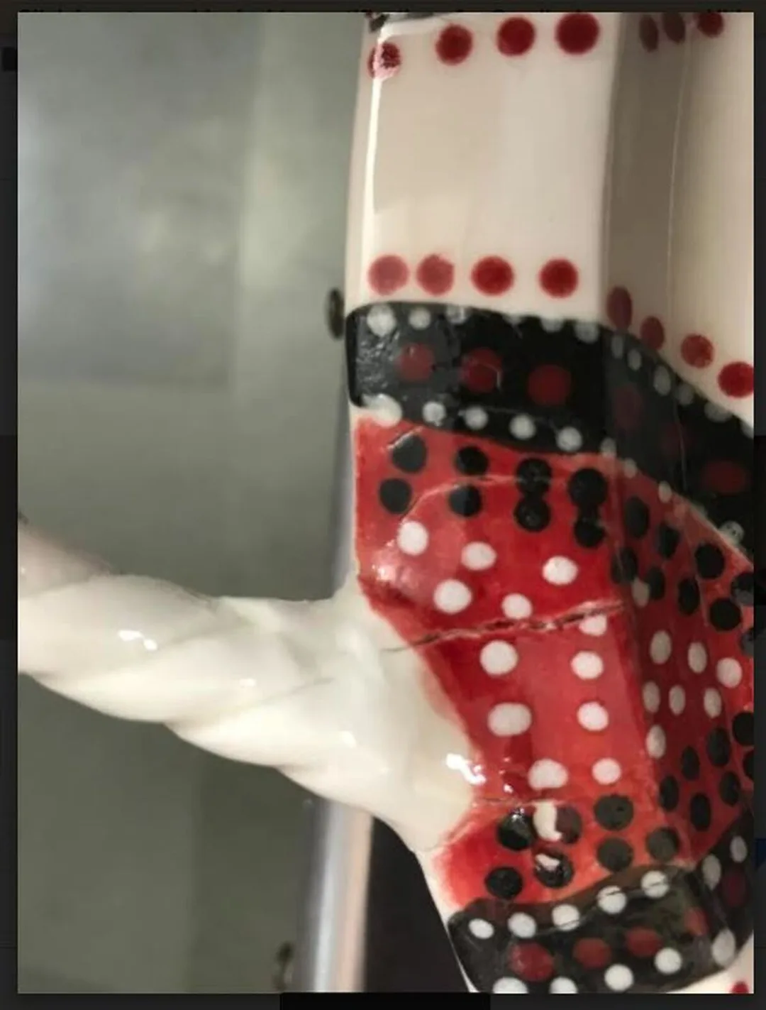 Showing the handle of a tray that cracked due to lack of particle alignment.