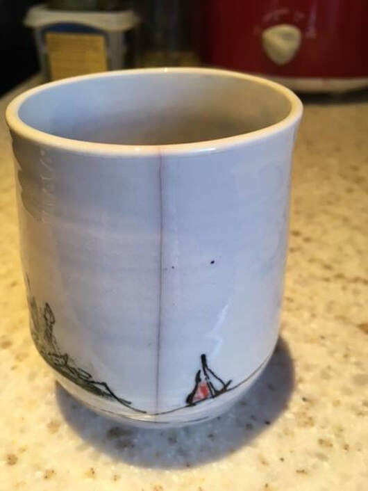 This cup shows a dunting crack that appeared after it was used for a while. 