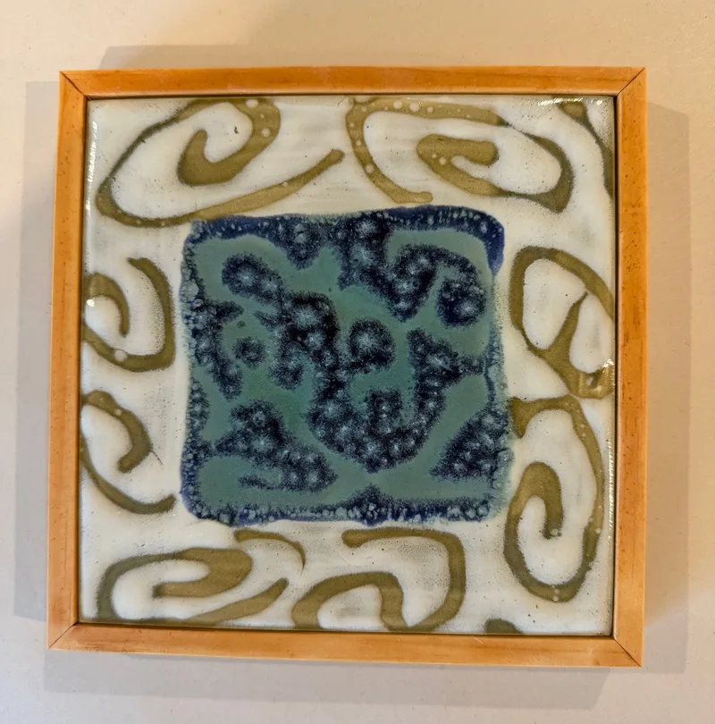 Framed trivet/hotplate: D28
