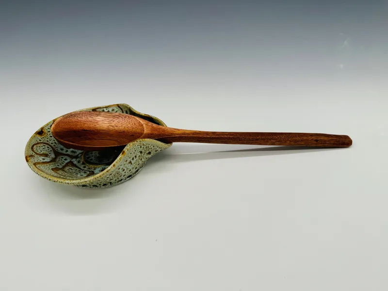 Porcelain spoon holder: D7