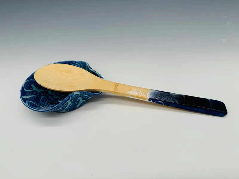 Porcelain spoon holder: D8