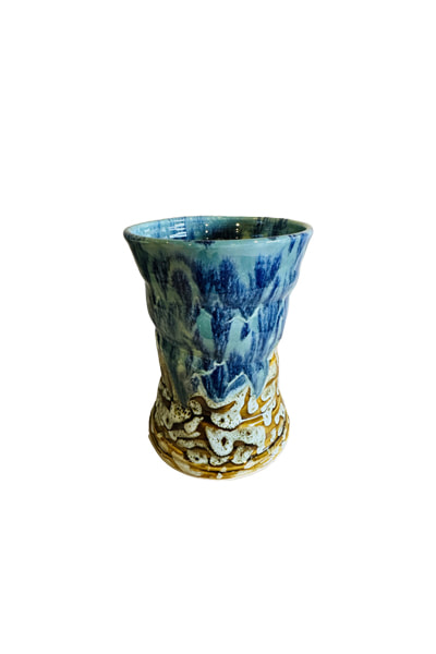 Porcelain vase: D9