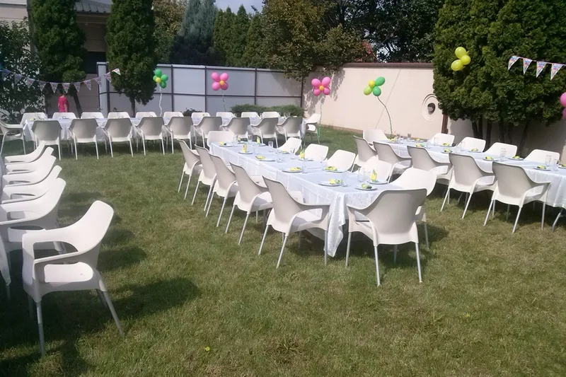 plasticne stolice za iznajmljivanje