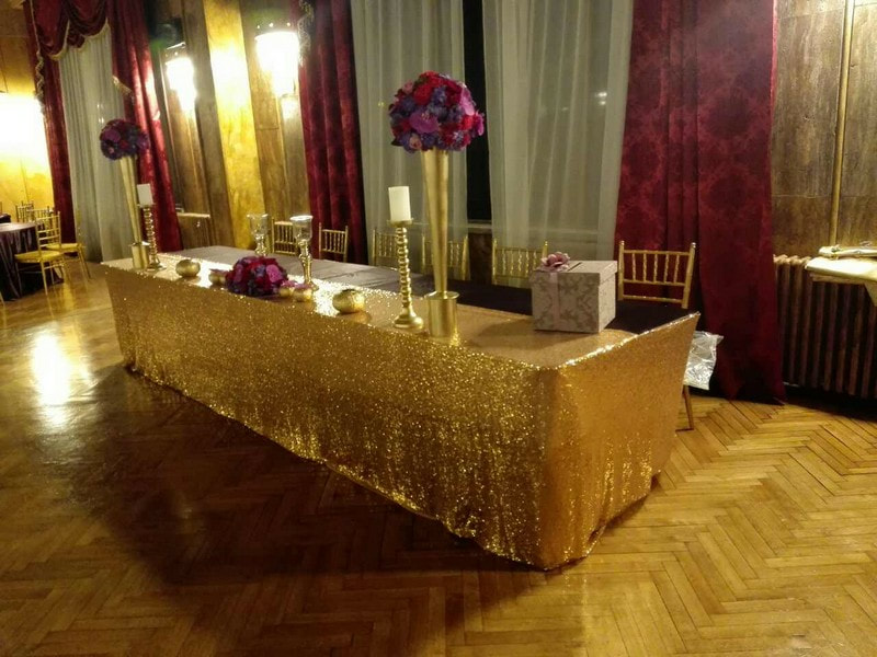 zlatne drvene stolice za iznajmljivanje