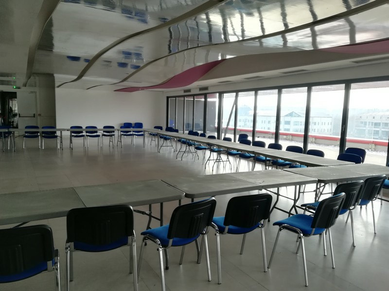 plave konferencijske stolice rentiranje