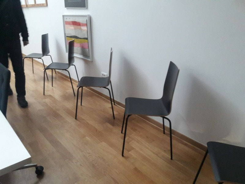 iznajmljivanje drvenih stolica cena beograd