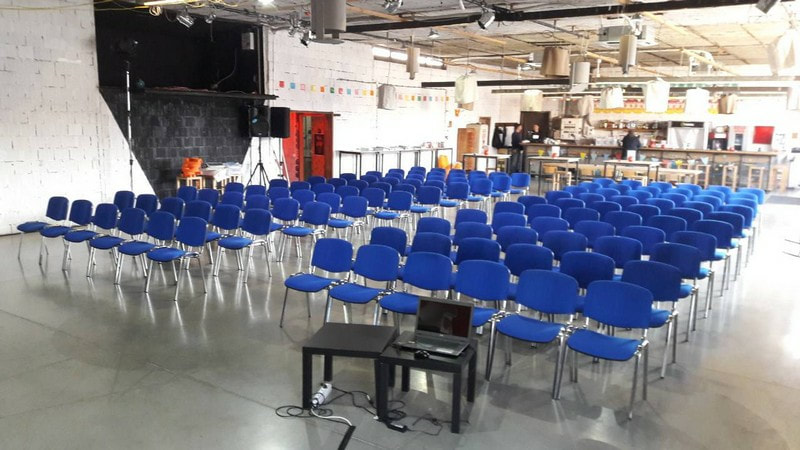 iznajmljivanje stolica za konferenciju