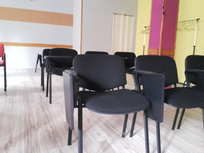 stolice sa delom za pisanje iznajmljivanje