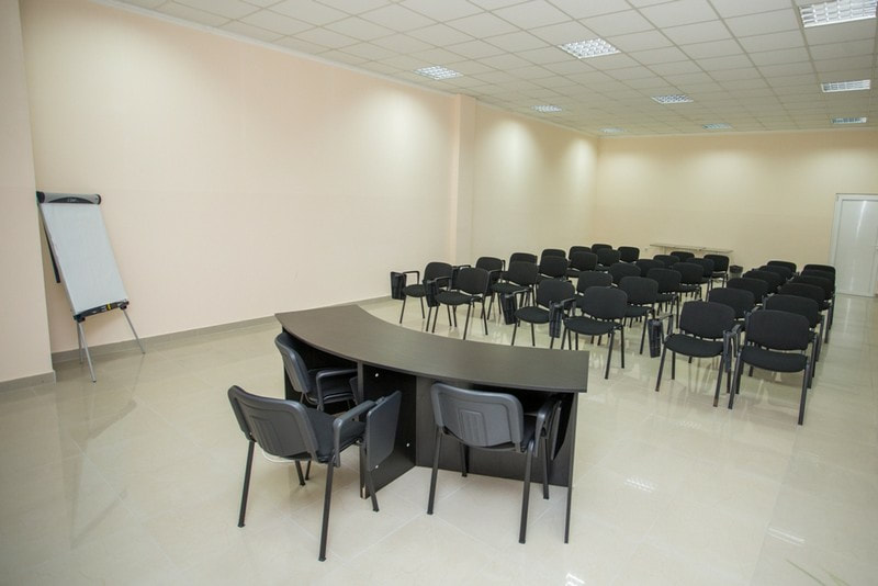iznajmljivanje stolica za konferencije cena