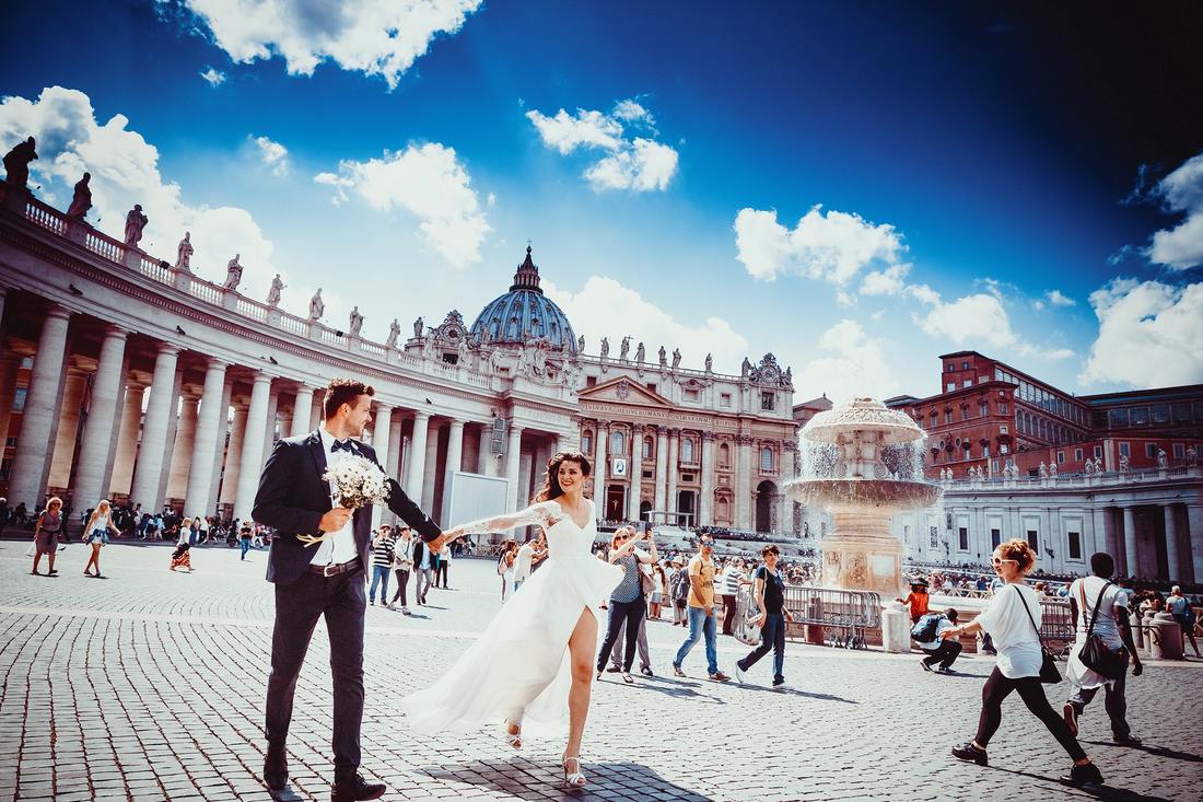 wedding couple in plaza